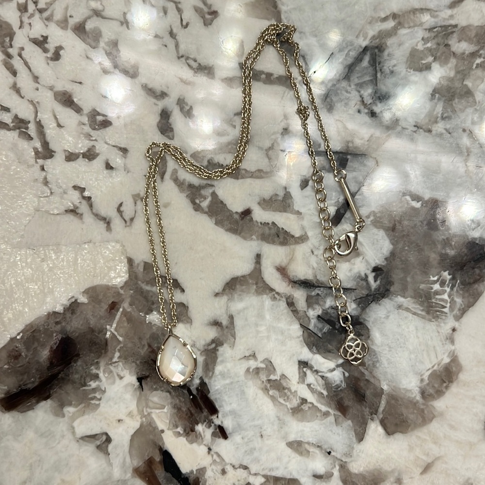 Kendra scott necklace white pear